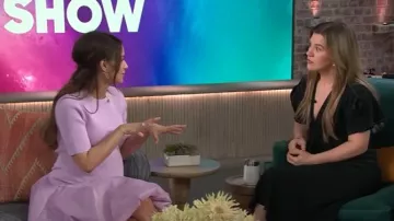 Victoria Beckham frunció el vestido midi de manga corta usado por Kelly Clarkson como se ve en The Kelly Clarkson Show el 30 de abril de 2025