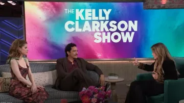 Chaqueta de terciopelo Rixo Denver usada por Kelly Clarkson como se ve en The Kelly Clarkson Show el 2 de mayo de 2025