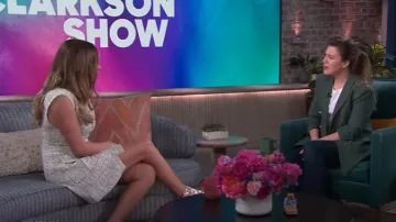 Ann Taylor Blazer moderno usado por Kelly Clarkson como se ve en The Kelly Clarkson Show el 5 de mayo de 2025