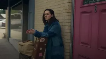 Cardigan patchwork bleu Ralph Lauren porté par Ali Cooper (Lena Hall) dans Your Friends &amp; Neighbors (S01E01)