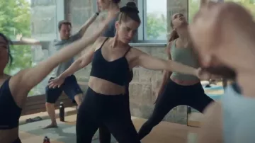 Soutien-gorge à encolure dégagée Lululemon Focuser Nulu porté par Mel (Amanda Peet) comme on le voit dans Your Friends &amp; Neighbors (S01E01)