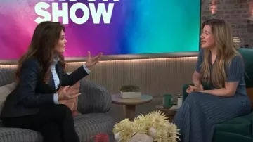 Gabriela Hearst Eyot Knit Maxi Dress en denim Blue Cashmere Silk usado por Kelly Clarkson como se ve en The Kelly Clarkson Show el 8 de mayo de 2025