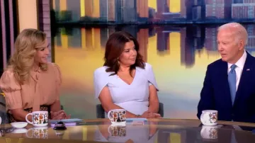 Chloe Tie Neck Chemise boutonnée en crêpe de Chine de soie à col court portée par Sara Haines comme on le voit dans The View le 8 mai 2025