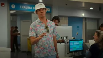 Sombrero de pescador de Fred Perry usado por Tom Cole (Jack Bannon) como se ve en PULSE (S01E06)