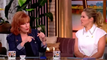 Veste moto en jean Generation Love Cosita portée par Joy Behar comme on le voit dans The View le 9 mai 2025