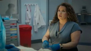 Top de seda con cuello de campana de Vince usado por Natalie Cruz (Justina Machado) como se ve en PULSE (S01E06)