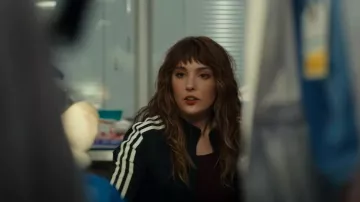Chaqueta de chándal Adidas Women's Essentials 3-Stripe usada por Harper Simms (Jessy Yates) como se ve en PULSE (S01E06)
