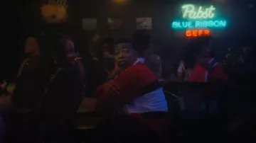 Polo vintage de algodón suave de manga larga Tommy Hilfiger usado por Kanan Stark (Mekai Curtis) como se ve en Power Book III: Raising Kanan (S04E01)