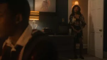 Sujetador deportivo Versace Greca Border usado por Raquel Thomas (Patina Miller) como se ve en Power Book III: Raising Kanan (S04E01)