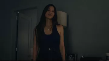 Body de mezclilla Alaia usado por Sam (Olivia Munn) como se ve en Tus amigos y vecinos (temporada 1, episodio 5)