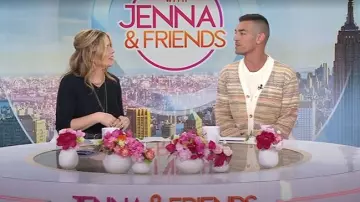 Cárdigan Corridor Resonance Rainbow Mesh usado por Matt Rogers como se ve en Today with Jenna & Friends el 7 de mayo de 2025