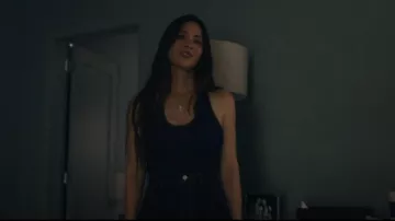 Jeans ajustados de cintura alta Alaia usados por Sam (Olivia Munn) como se ve en Tus amigos y vecinos (temporada 1, episodio 5)