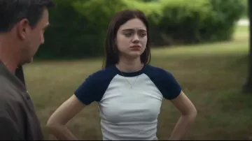 Brandy Melville Blanc & Bleu Bella Colorblock Top. porté par Tori Cooper (Isabel Gravitt) comme on le voit dans Your Friends & Neighbors (S01E06)