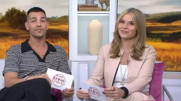 Polo Officine Generale Pelé usado por Matt Rogers como se ve en Today with Jenna & Friends el 8 de mayo de 2025