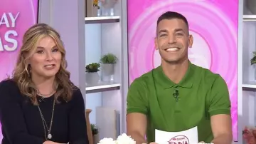 Polo Banana Republic Luxury-Touch usado por Matt Rogers como se ve en Today with Jenna & Friends el 9 de mayo de 2025