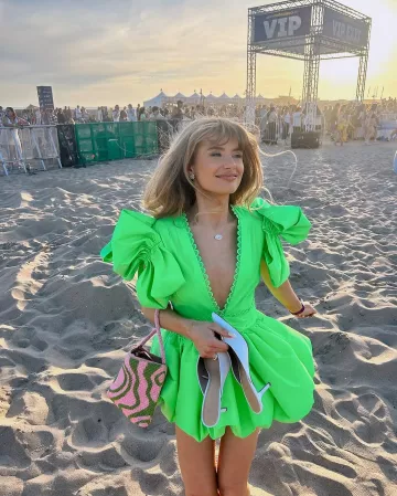 Mules de tacón puntiagudo de H&M usados por Demi Burnett en 102.7 KIIS FM Wango Tango de iHeartRadio el 10 de mayo de 2025