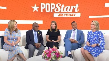 Vestido de cuello de punto de crepé de Scanlan Theodore usado por Savannah Guthrie como se ve en Today el 12 de mayo de 2025