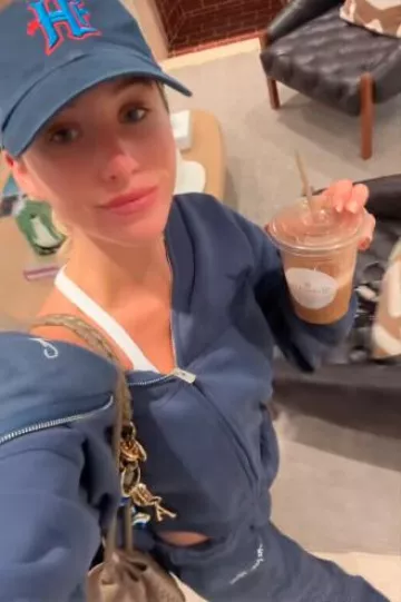 Chapeau ajusté New Era Black Houston Texans Omaha 59Fifty porté par Alix Earle sur sa Story Instagram le 10 mai 2025