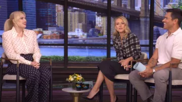 Camisa abotonada de lunares LK Bennett Sonya usada por Rebel Wilson como se vio en VIVO con Kelly y Mark el 8 de mayo de 2025