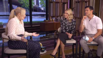 Pantalones acampanados de lunares LK Bennett Elsie usados por Rebel Wilson como se vio en VIVO con Kelly y Mark el 8 de mayo de 2025