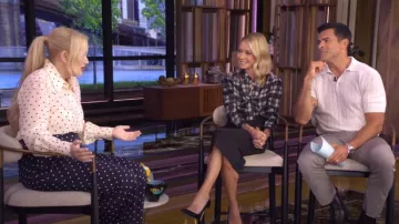 Blusa de seda con corbata a cuadros de Saint Laurent usada por Kelly Ripa como se vio en LIVE with Kelly and Mark el 8 de mayo de 2025