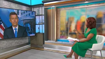 Robe de cocktail en crêpe boutonnée Safiyaa portée par Gayle King telle qu’elle est vue dans CBS Mornings le 9 mai 2025