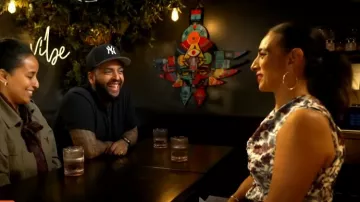 Robe midi en satin froncé à imprimé floral Melloday portée par Michelle Miller comme on le voit dans CBS Mornings le 9 mai 2025