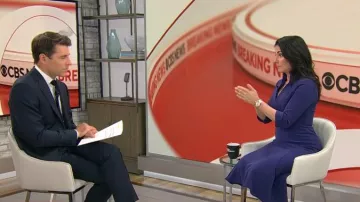 Robe Kensington Halo noire en indigo foncé portée par Céline Gounder comme on le voit dans CBS Mornings le 12 mai 2025