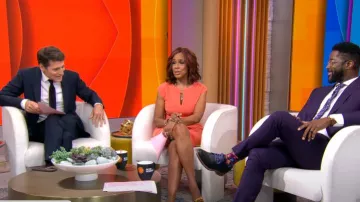 Robe Nora Gardner Shira en corail portée par Gayle King comme on le voit dans CBS Mornings le 12 mai 2025