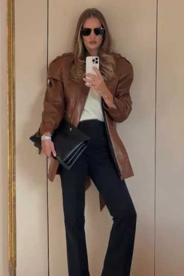 Pantalon tailleur à jambe droite Saint Laurent porté par Rosie Huntington-Whiteley sur son post Instagram le 13 mai 2025