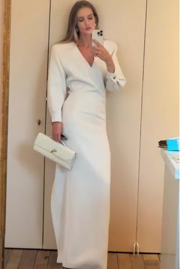 Robe longue col V Saint Laurent en crêpe double portée par Rosie Huntington-Whiteley sur son post Instagram du 13 mai 2025