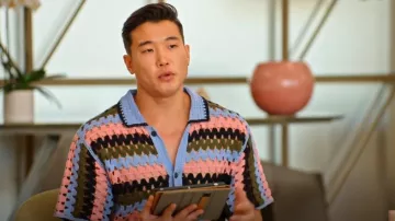 Scotch And Soda Crochet Knitted Polo Manches Courtes porté par Joel Kim Booster comme on le voit dans Love Hotel (S01E02)