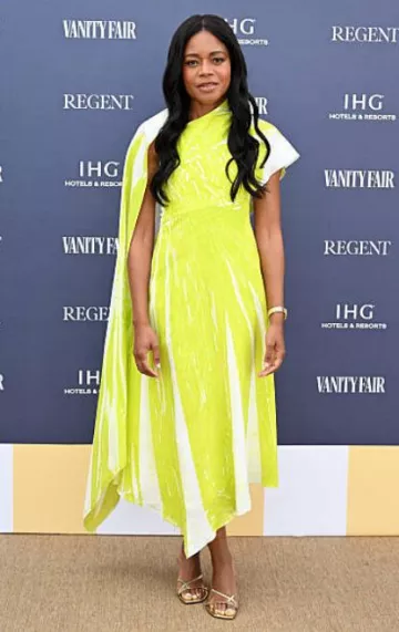 Sandalias de tacón escultórico de cuero metalizado Jimmy Choo Etana usadas por Naomie Harris en el almuerzo de Vanity Fair el 13 de mayo de 2025