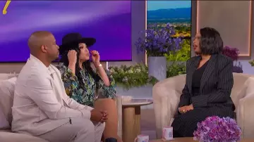 Cinq a Sept Tossed Floral Lyra Dress usado por Tisha Campbell como se ve en The Jennifer Hudson Show el 13 de mayo de 2025