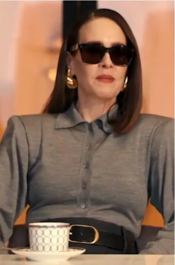 Stella McCartney Body en maille fine à col polo et tricot de laine porté par Sarah Paulson lors du teaser de All’s Fair le 13 mai 2025