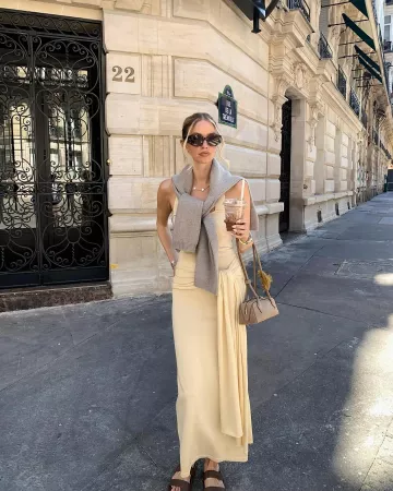 Bolso de hombro pequeño con efecto cocodrilo Alaïa Le Teckel usado por Leonie Hanne en su historia de Instagram el 14 de mayo de 2025