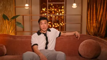 Chemise à manches courtes en coton sur Pablo portée par Joel Kim Booster comme on le voit dans Love Hotel (S01E03)