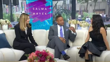 Pantalón Veronica Beard Orion Flare usado por Savannah Guthrie como se ve en Today el 13 de mayo de 2025