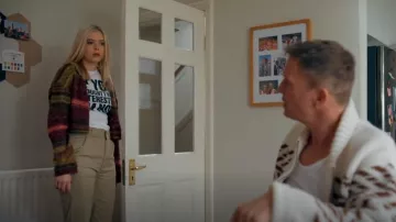 Urban Outfitters Space-Dye Cropped Cardigan worn by Beth Barnett (Megan Trower) as seen in The Feud (S01E01)