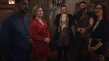 Maje Fluid, vestido plisado de satén usado por Samantha Arondekar (Rose McIver) como se ve en Ghosts (T04E22)