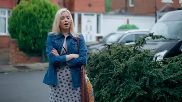 Urban Outfitters Large Woven Tote Bag worn by Beth Barnett (Megan Trower) as seen in The Feud (S01E04)