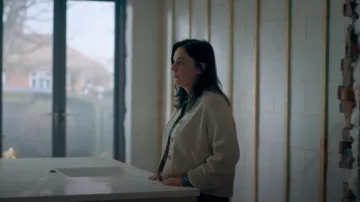 Next White Ecru Cotton V-Neck Long Sleeve Knitted Cardiga worn by Emma Barnett (Jill Halfpenny) as seen in The Feud (S01E06)