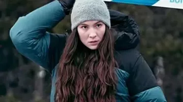 The Glass Dome Leonie Vincent Puffer Jacket worn by Lejla (Léonie Vincent) in The Glass Dome (S01E05)