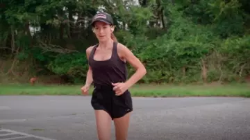 Short Alo Yoga Alumni porté par Hilaria Baldwin comme on le voit dans The Baldwins (S01E08)