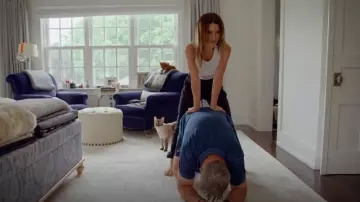 Débardeur court avec logo Hommegirls porté par Hilaria Baldwin comme on le voit dans The Baldwins (S01E08)