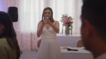 Oleg Cassini Pearl and Rhinestone Sash portée par Jessica Knight (Katrina Law) comme on le voit dans NCIS (S22E11)