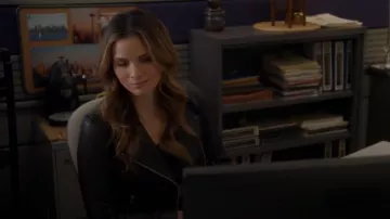 AllSaints Dalby Slim Fit Leather Biker Jacket porté par Jessica Knight (Katrina Law) comme on le voit dans NCIS (S22E16)