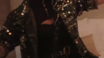 Veste camouflage à paillettes de Maya Mason (Kathryn Hahn) dans le studio (S01)
