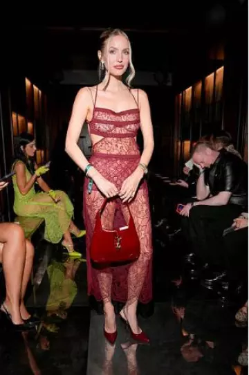 Zapatos de tacón destalonados Gucci Signoria usados por Leonie Hanne en el desfile de moda Gucci Cruise 2026 el 15 de mayo de 2025