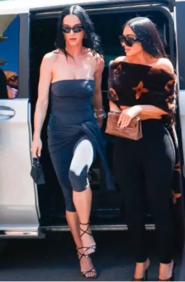 Sandalias de Patrizia Pepe usadas por Katy Perry en París el 16 de mayo de 2025